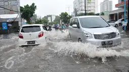 Sejumlah kendaraan menerobos banjir di kawasan Kemang, Jakarta Selatan, Rabu (26/4). Akibat hujan deras, kawasan di Jalan Kemang kembali tergenang air. (Liputan6.com/Yoppy Renato)