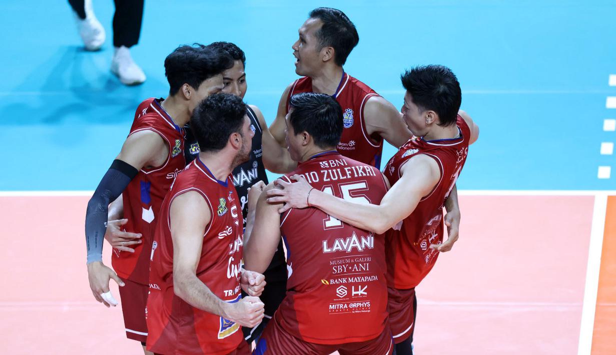 Jakarta LavAni Livin' Transmedia mengikuti langkah juara bertahan Jakarta Bhayangkara Presisi selangkah lagi menjuarai putaran pertama Final Four Proliga 2026, setelah menaklukan Surabaya Samator 3-1 (23-25, 25-15, 25-16, 25-13) di Jawapos Arena Surabaya, Minggu (5/4/2026). (Dok. PBVSI)