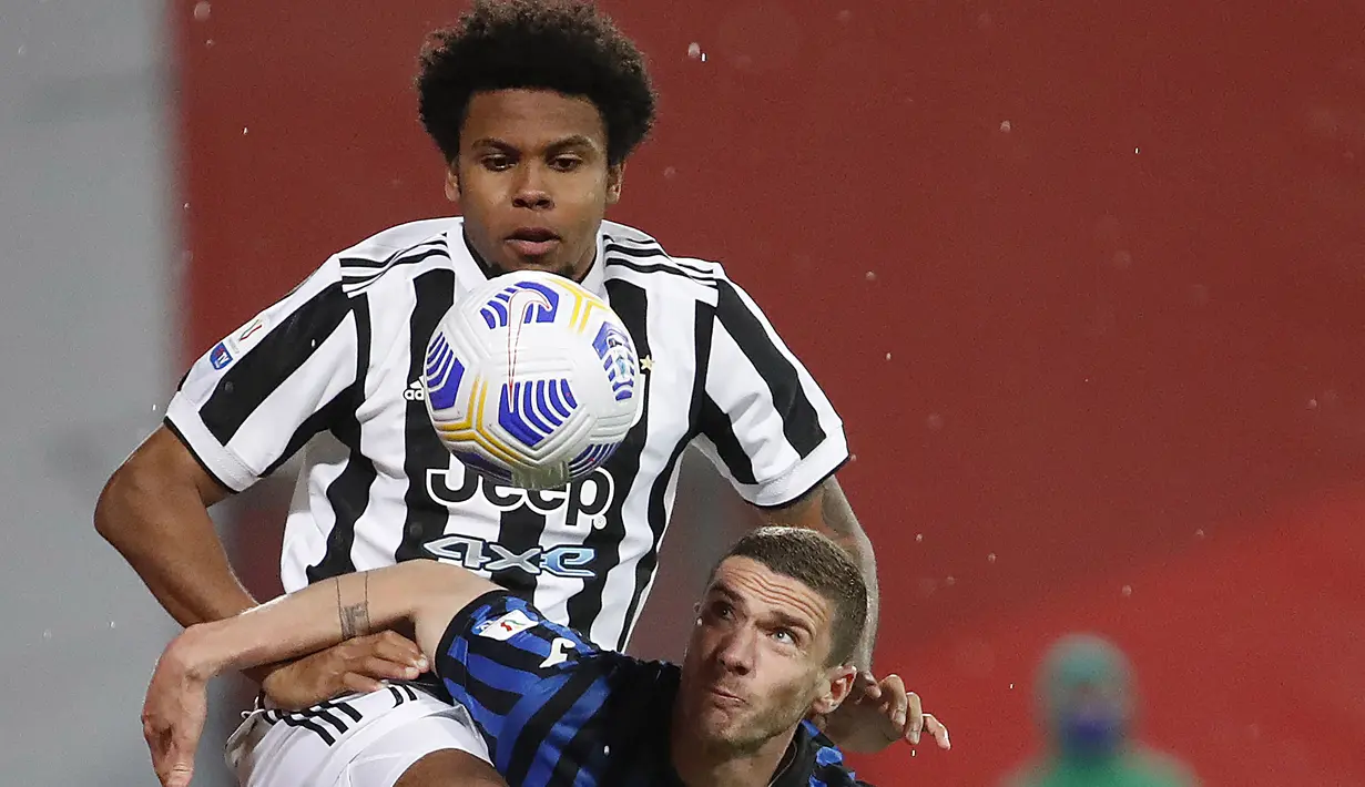 Gelandang Juventus, Weston McKennie (atas) berebut bola dengan bek Atalanta, Robin Gosens dalam laga final Coppa Italia 2020/2021 di Mapei Stadium, Rabu (19/5/2021). Juventus menang 2-1 dan menjadi juara. (AP/Antonio Calanni)