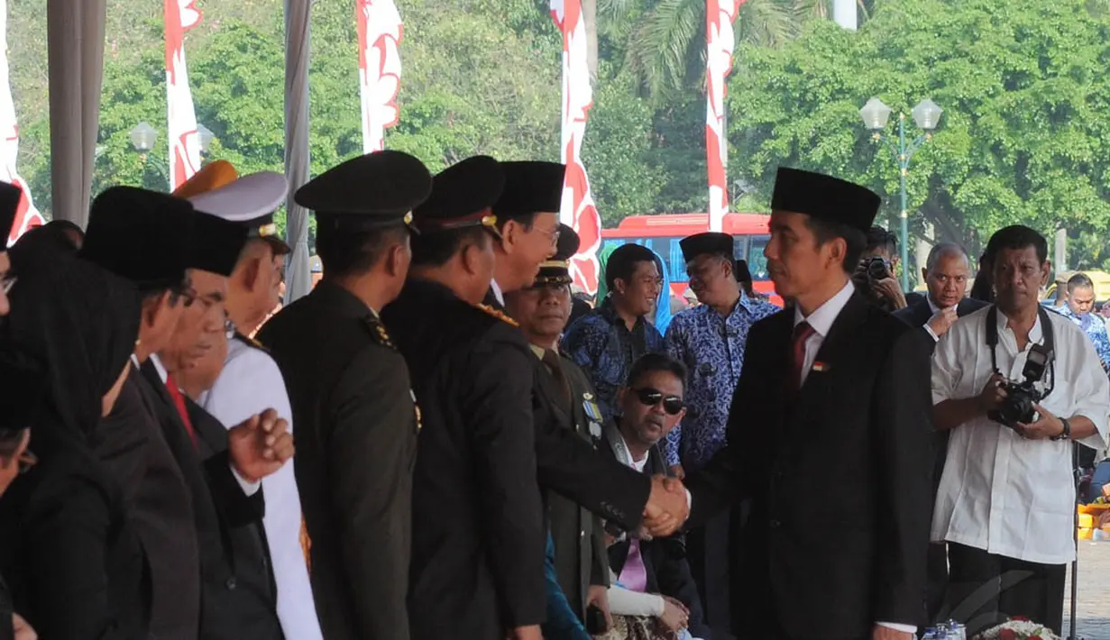 Gubernur DKI Jakarta Joko Widodo saat bersalaman dengan Wakilnya, Basuki Tjahaja Purnama, Minggu (17/8/14). (Liputan6.com/Herman Zakharia)