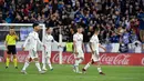 Para pemain Real Madrid meninggalkan lapangan setelah kalah dalam pertandingan melawan Deportivo Alaves pada lanjutan La Liga Spanyol di stadion Mendizorroza, di Vitoria (6/10). Madrid takluk 1-0 Deportivo Alaves. (AP Photo/Alvaro Barrientos)