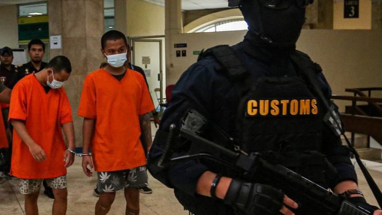 Para tersangka jaringan penyelundupan narkotika jenis ekstasi saat akan dihadirkan dalam konpers di Bea Cukai Pasar Baru, Jakarta, Rabu (08/04/2024). Foto: liputan6.com / Angga Yuniar