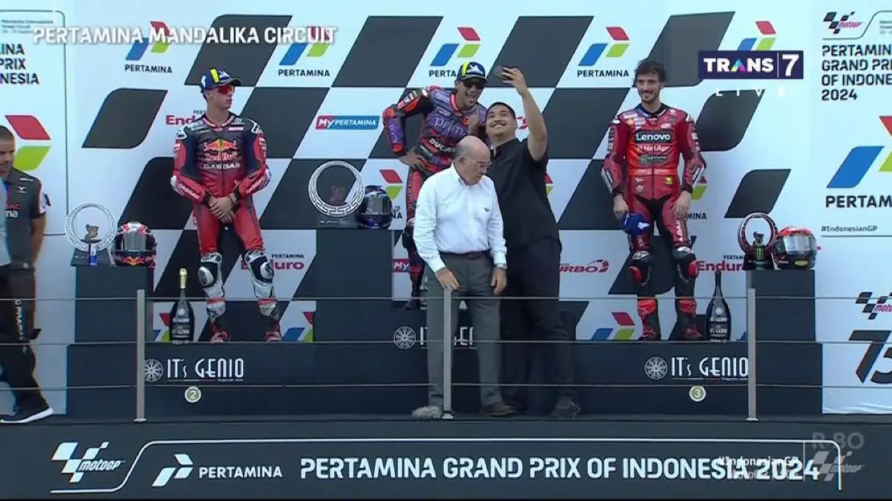 Menteri Pemuda dan Olahraga (Menpora) RI, Dito Ariotedjo, menjadi bulan-bulanan netizen karena berswafoto dengan juara MotoGP Indonesia 2024, Jorge Martin, di podium.