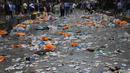 Suporter Skotlandia membantu membersihkan sampah yang ditinggalkan fans yang berpesta jelang pertandingan grup D Euro 2020 melawan Inggris di London, Jumat (18/6/2021). (AP Photo/Kirsty Wigglesworth)