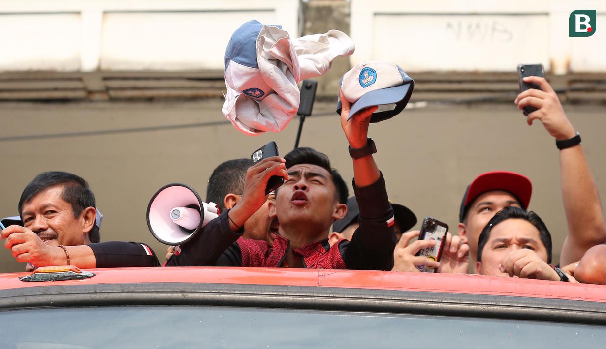 Pemain Timnas Indonesia U-22, Pratama Arhan saat tertimpuk seragam dari salah satu pelajar SMA Negeri 7 Jakarta Pusat saat pawai pawai bertajuk Kira87uara Kontingen SEA Games 2023 yang berlangsung dari Kemenpora hingga Stadion Utama Gelora Bung Karno (SUGBK), Senayan, Jakarta, Jumat (19/5/2023). Acara tersebut merupakan bentuk perayaan keberhasil kontingen Indonesia yang telah melampaui target medali emas di SEA Games 2023 dan kesuksesan Timnas Indonesia U-22 yang telah mengakhiri puasa gelar 32 tahun di SEA Games 2023. (Bola.com/Bagaskara Lazuardi)