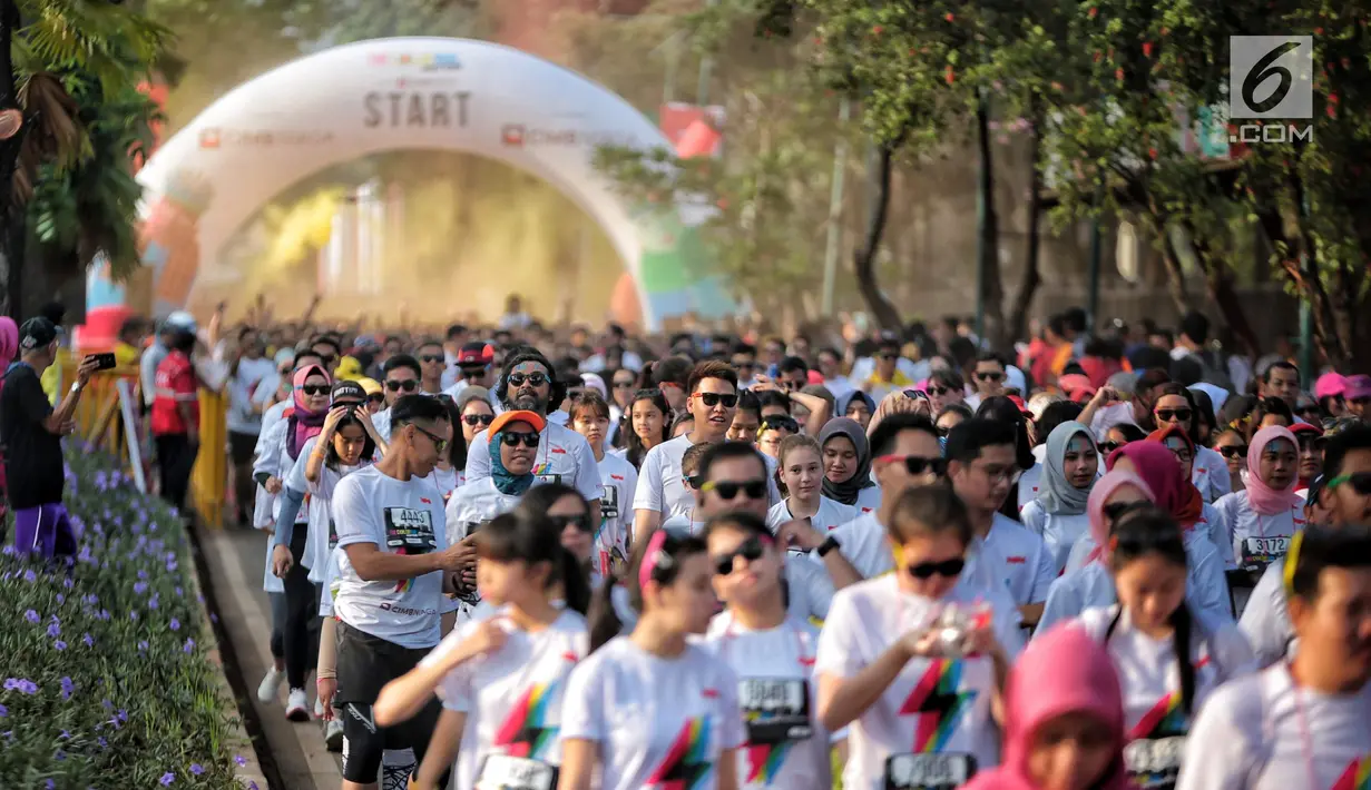 Para peserta mengikuti lari santai The Color Run di kawasan komplek Gelora Bung Karno, Jakarta, Minggu (16/9). Sebanyak 13.000 peserta mengikuti The Color Run. (Liputan6.com/Faizal Fanani)