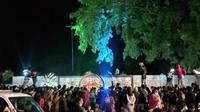 Para penonton menikmati live musik di car free night Tuban. (Ahmad Adirin/Liputan6.com)
