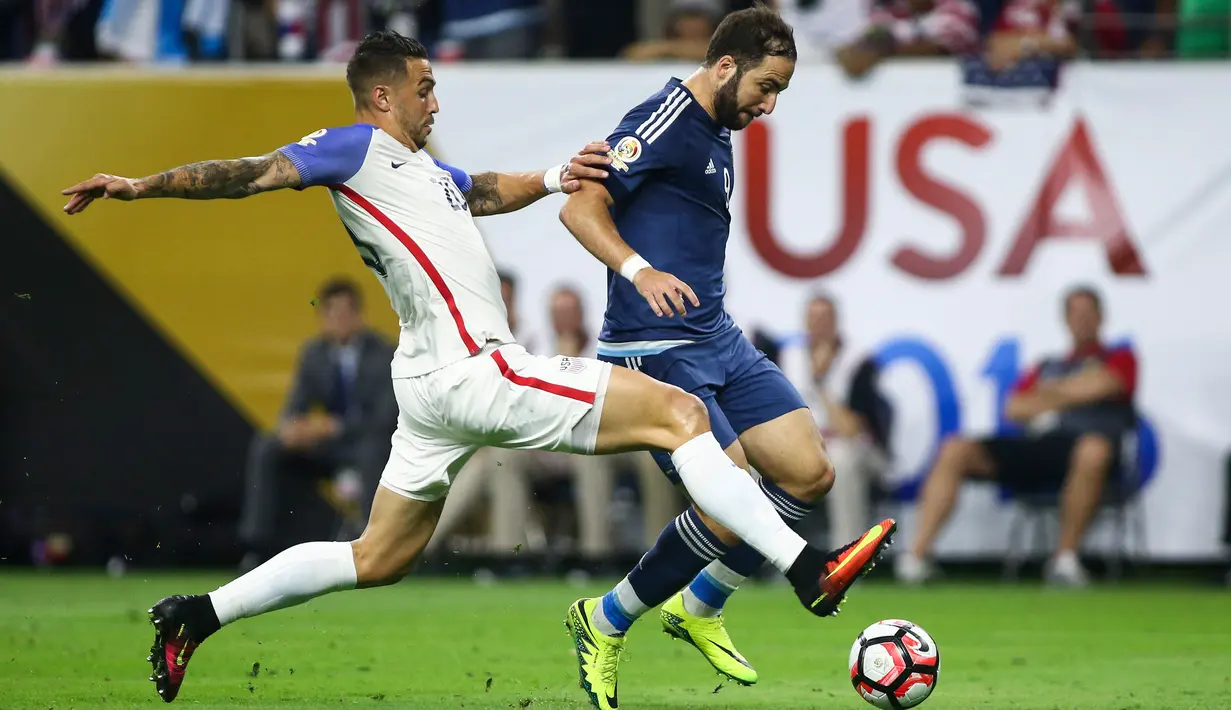 Penyerang Argentina, Gonzalo Higuain (kanan) berebut bola dengan bek Amerika Serikat Geoff Cameron di Stadion NRG, (21/6). Argentina melaju ke Final Copa America Centenario 2016. (Kevin Jairaj-USA TODAY Sports)