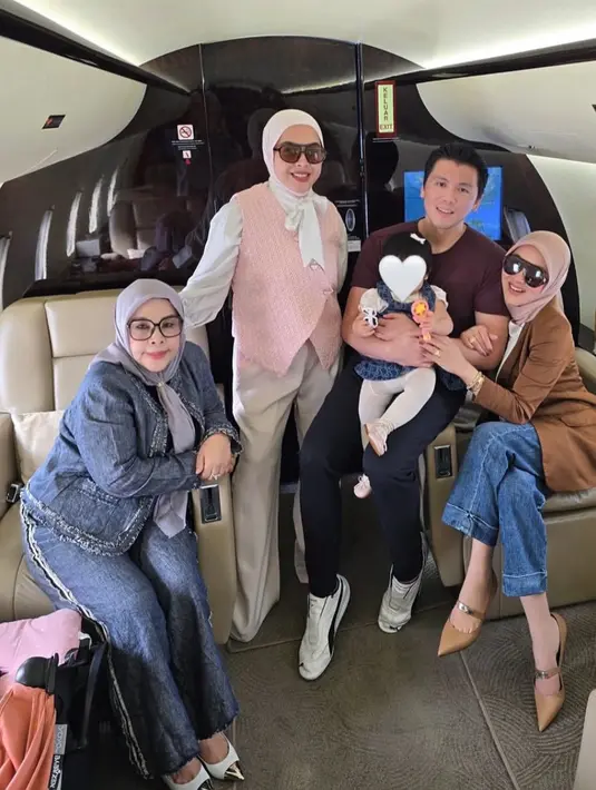 Tak sendiri, ia pun bersama suami dan putrinya. Hingga adik dan ibunya. Tampak mereka pun nyaman mengenakan private jet untuk pergi ke Singapura. [@princessyahrini]