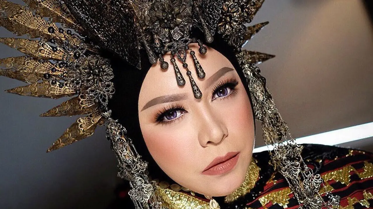 6 Gaya Melly Goeslaw dengan Aksesoris Kepala yang Nyentrik