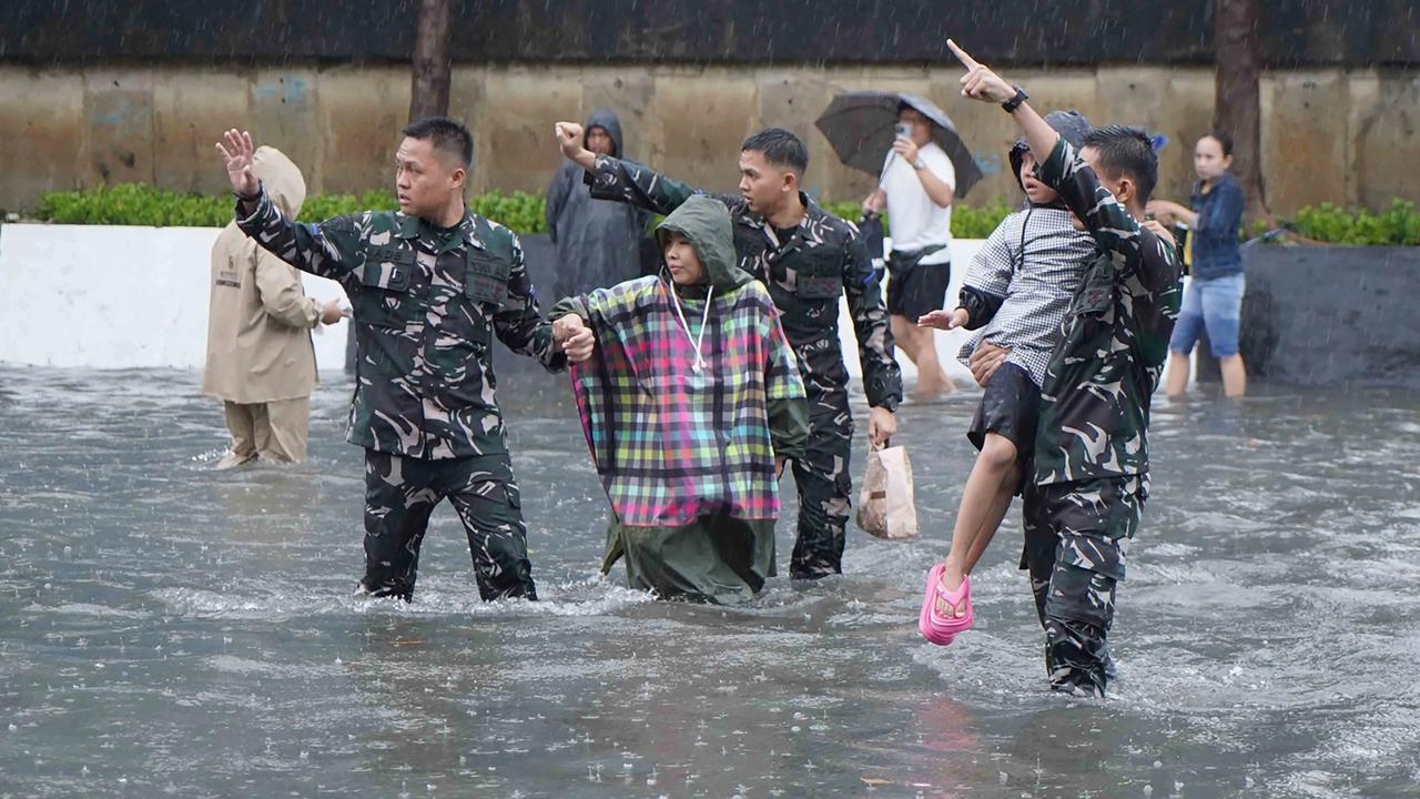 FOTO: Banjir Pademangan, Prajurit TNI AL Bantu Warga