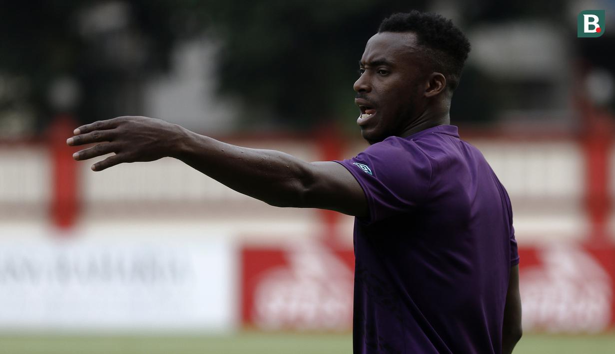 Pemain PSM Makassar, Guy Junior, meminta bola saat latihan di Stadion PTIK, Jakarta, Minggu (2/12). Latihan ini persiapan jelang laga Liga 1 melawan Bhayangkara FC. (Bola.com/Yoppy Renato)