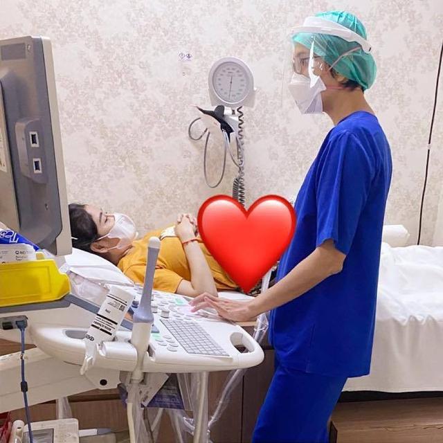 Tunjukan Hasil USG, Ini 6 Potret Uut Permatasari saat Periksa Kandungan