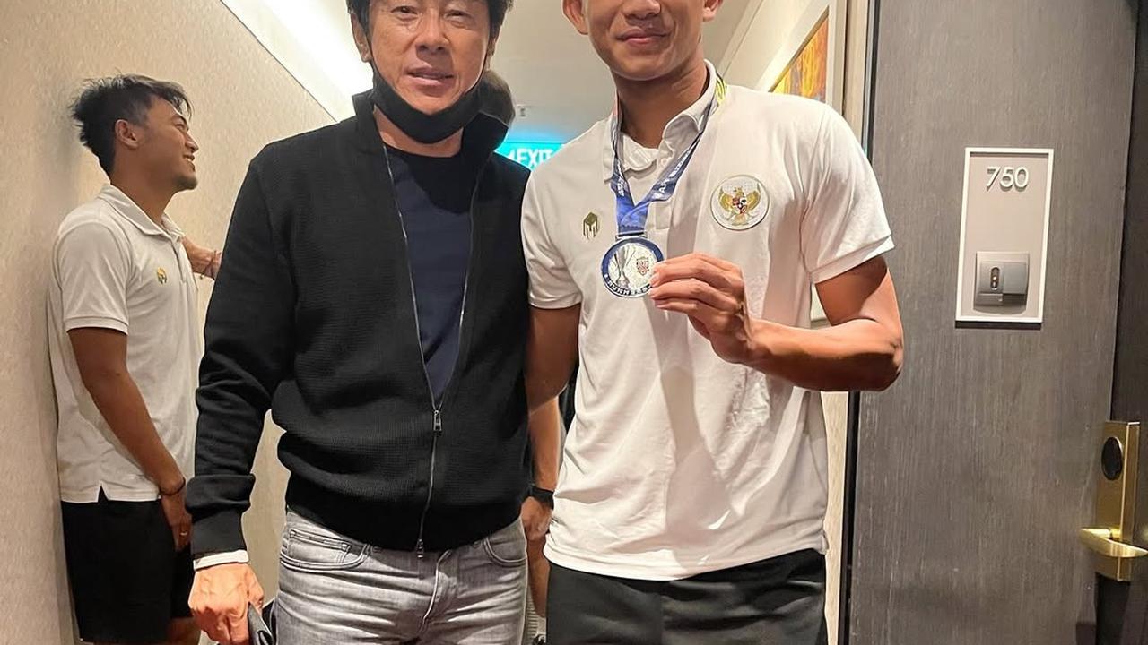 Pemain Timnas Rizky Ridho Bagikan Kenangan Manis Pose Manja STY Bersandar di Pundaknya