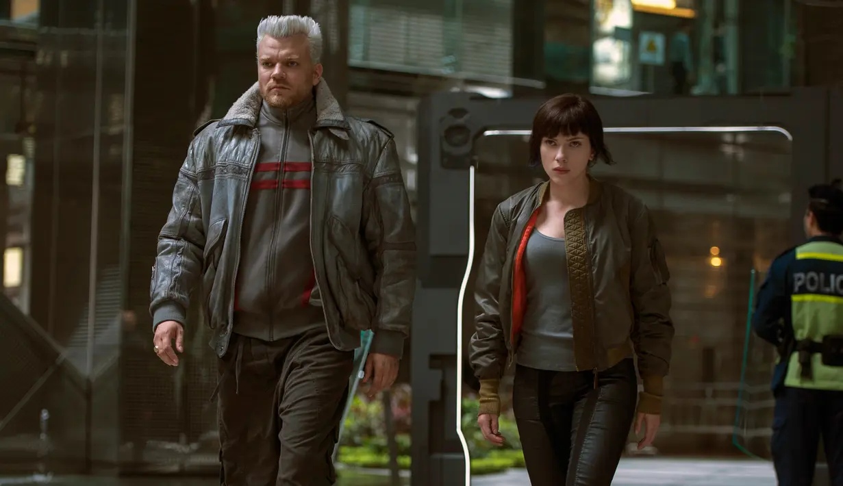 Scarlett Johansson beradu peran dengan Pilou Asbaek di film "Ghost in the Shell." Kusanagi adalah anggota Public Security Section 9 yang berkewajiban menghentikan kejahatan yang dilakukan hacker terken. (Paramount Pictures and DreamWorks Pictures via AP)