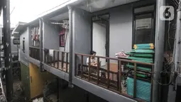 Aktivitas warga saat kembali menempati rumah saat proyek 'rumah panggung' hampir rampung di Kebon Pala, Kelurahan Kampung Melayu, Jakarta Timur, Rabu (2/6/2021).  Sebagian warga sudah mulai kembali menempati rumah panggung yang berada di RT 13 RW 04 Kebon Pala tersebut. (merdeka.com/Iqbal S Nugroho)