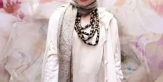 Aktris sekaligus desainer Zaskia Sungkar turut memeriahkan gelaran Jakarta Fashion Week 2016 yang diselenggarakan pada 24-30 Oktober 2015 di Senayan City, Jakarta. (Andy Masela/Bintang.com)