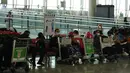 Penumpang duduk di ruang keberangkatan di bandara internasional Hong Kong di Hong Kong, Jumat (23/9/2022). Pelancong yang masuk juga tidak akan lagi memerlukan tes PCR negatif dalam waktu 48 jam sebelum naik pesawat ke Hong Kong, kata kepala eksekutif kota itu John Lee pada konferensi pers. (AP Photo/Lam Yik)