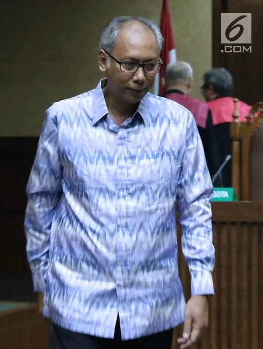Terdakwa perintangan penyidikan korupsi E-KTP, Bimanesh Sutarjo usai sidang putusan di Pengadilan Tipikor, Jakarta, Senin (16/7). Bimanesh dinyatakan bersalah dan dijatuhi hukuman tiga tahun penjara, denda Rp 150 juta. (Liputan6.com/Helmi Fithriansyah)