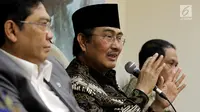 Pakar Hukum Tata Negara, Jimly Asshiddiqie memberikan pendapatnya saat diskusi Dialektika Demokrasi di Kompleks Parlemen, Senayan, Jakarta, Kamis (2/8). Diskusi tersebut membahas 'Kinerja Legislasi DPR RI'. (Liputan6.com/Johan Tallo)