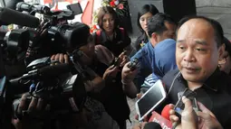 Supriansa, penghuni kamar apartemen The Capital Resident saat menjawab pertanyaan wartawan yang menunggunya di Gedung KPK, Jakarta, Senin (23/2/2015). (Liputan6.com/Herman Zakharia)