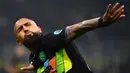 Arturo Vidal. Pemain asal Cile ini dilepas ke Inter Milan di awal kedatangan Ronald Koeman pada 2020/2021. Gaya permainan yang tak sesuai menjadi alasan gelandang yang telah memperkuat Barcelona selama dua musim harus pergi. Ia total tampil 96 laga dengan mencetak 11 gol. (AFP/Marco Bertorello)