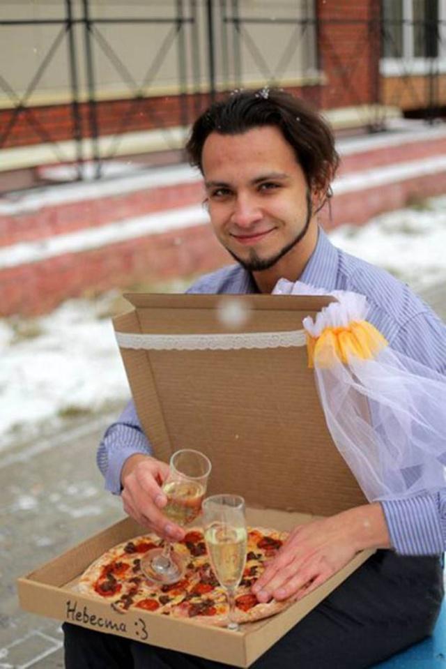 Bagi pria ini, pizza lebih tulus | Photo: Copyright metro.co.uk 