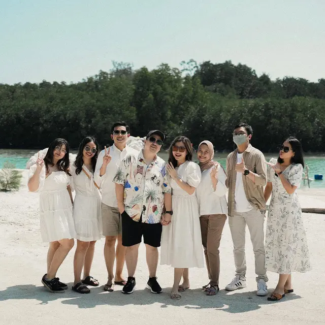 7 Potret YouTuber Nex Carlos Lamar Kekasihnya di Pinggir Pantai Ini Romantis