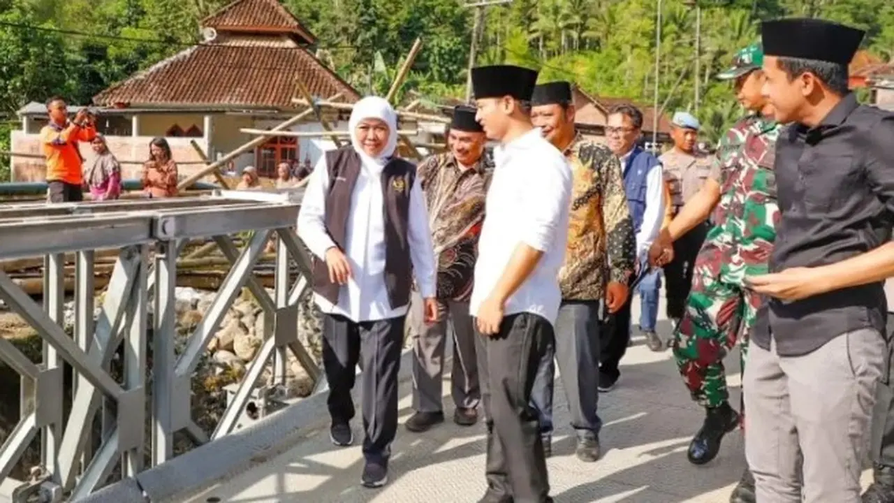 Khofifah dan Bupati Trenggalek Mochamad Nur Arifin saat meresmikan jembatan yang rusak usai diterjang banjir. (Istimewa)