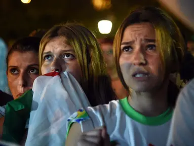 Rakyat Aljazair ikut menyaksikan pertandingan antara Aljazair vs Jerman dinegaranya (AFP PHOTO/FAROUK BATICHE)