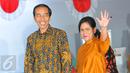 Presiden Joko Widodo bersama Ibu negara Iriana menyapa awak media usai mencoblos pada Pilkada DKI 2017 di TPS IV, Jakarta, Rabu (15/2). Jokowi menggunakan hak suara untuk pemilihan Gubernur DKI Jakarta. (Liputan6.com/Angga Yuniar)