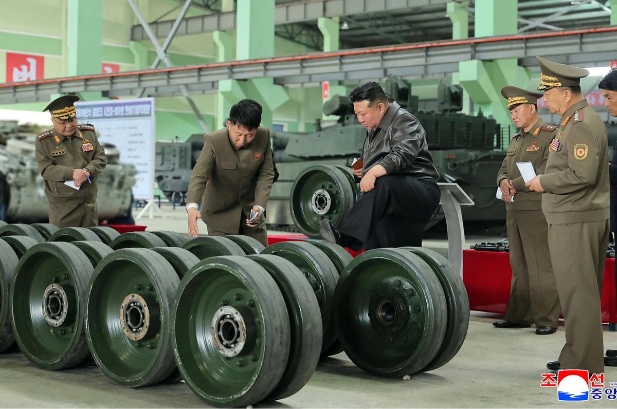 FOTO: Kunjungan Presiden Korut Kim Jong Un ke Pabrik Tank yang “Dirahahasiakan”