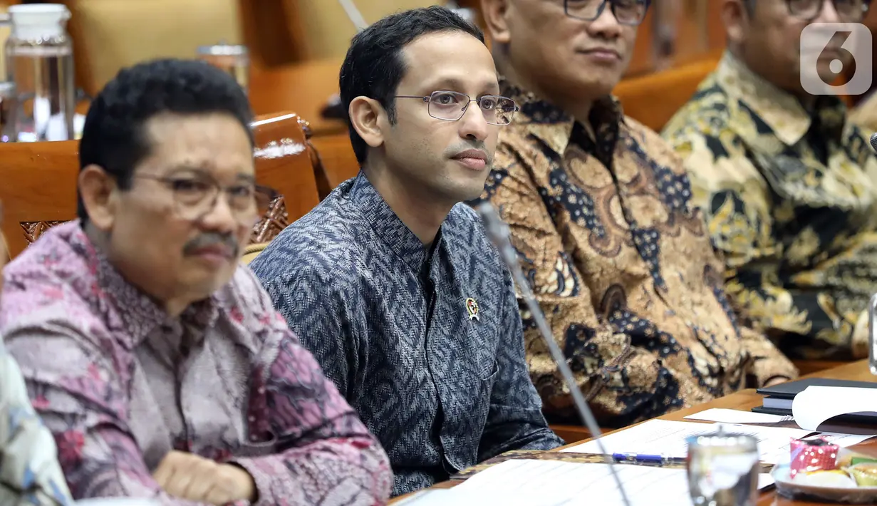 Menteri Pendidikan dan Kebudayaan (Mendikbud), Nadiem Makarim (kedua kiri) mengikuti rapat kerja dengan Komisi X DPR di Kompleks Parlemen Senayan, Jakarta, Rabu (6/11/2019). Rapat membahas soal perkenalan dan membahas program kerja. (Liputan6.com/Johan Tallo)