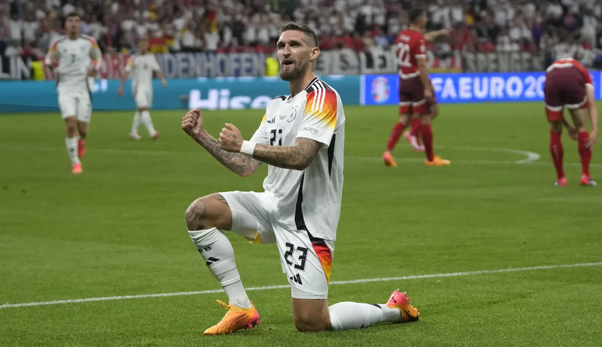Selebrasi gelandang Timnas Jerman, Robert Andrich setelah menjebol gawang Timnas Swiss yang akhirnya dianulir wasit lewat rekaman VAR pada laga matchday ketiga Grup A Euro 2024 di Waldstadion, Frankfurt, Jerman, Minggu (23/6/2024). (AP Photo/Darko Vojinovic)