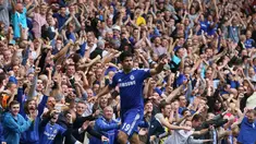 Selebrasi pemain depan Chelsea, Diego Costa, usai menjebol gawang Aston Villa di Stadion Stamford Bridge, London, (27/9/2014). (REUTERS/Paul Hackett)