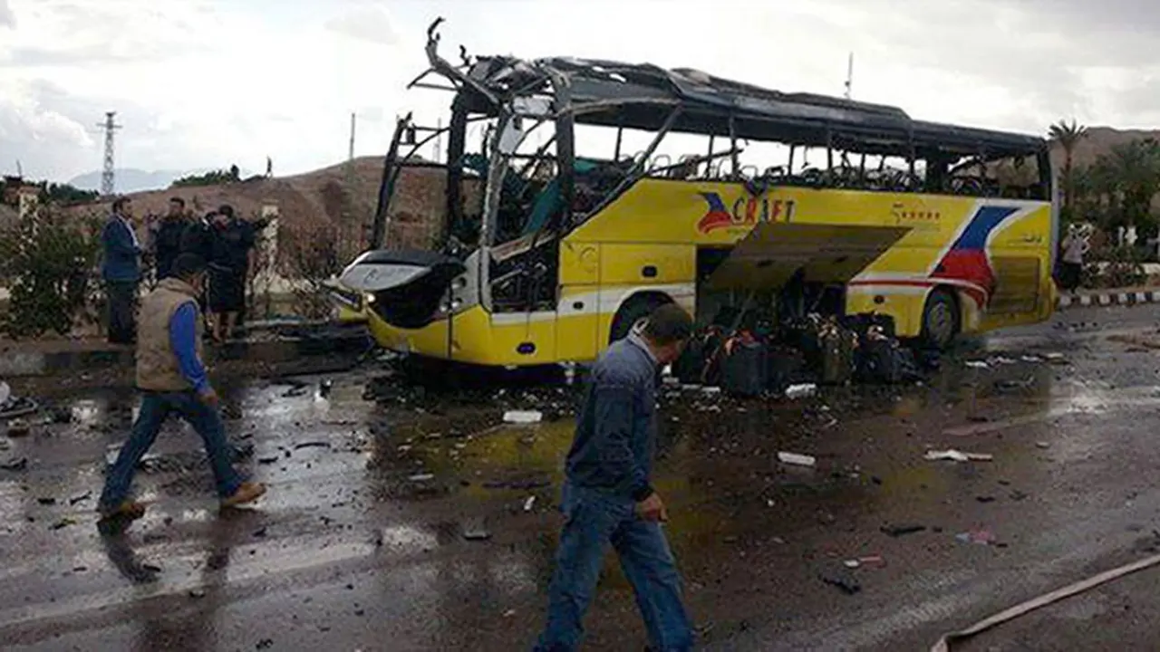 bus-tabrak-140217b.jpg