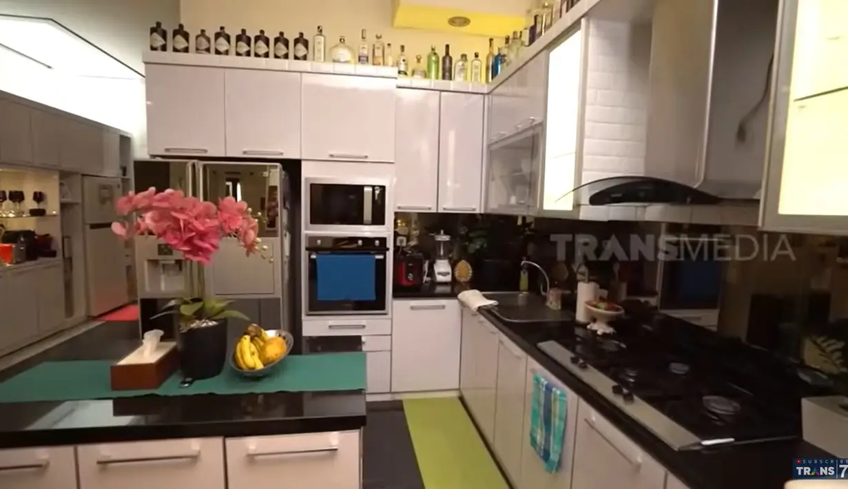 Berikut potret dapur yang biasa digunakan untuk masak. Dengan parabot lengkap dengan barang-barang mewah. [Youtube/TRANS7 OFFICIAL]