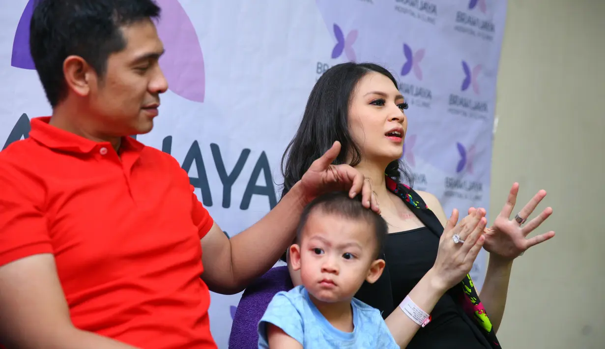Sekarang ini kondisi anak kedua Donita dan Adi Nugroho sudah dinyatakan sehat. Rencananya, kalau tidak aral melintang Adi dan Donita akan keluar dari rumah sakit pada Minggu, 14 Januari 2018.  (Nurwahyunan/Bintang.com)