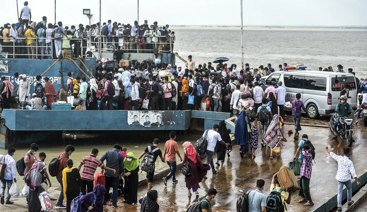 Penumpang berkerumun untuk naik kapal feri jelang pengetatan lockdown, Munshiganj, Bangladesh, 27 Juni 2021. Pengetatan lockdown akan membatasi sebagian besar kegiatan ekonomi dan mengharuskan orang-orang di rumah saja. (Munir Uz zaman/AFP)