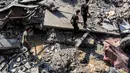 Orang-orang berjalan di antara puing-puing setelah serangan Israel di Jabalia, Jalur Gaza Utara pada 27 Juni 2025. (Omar AL-QATTAA/AFP)