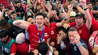 Elkan Baggott dan John Herdman melakukan selebrasi bersama awak media setelah konferensi pers Timnas Indonesia versus Thailand pada final FIFA ASEAN Cup 2026 di Stadion Utama Gelora Bung Karno, Jakarta, Senin (5/10/2026) malam WIB. (Bola.com/Istimewa)