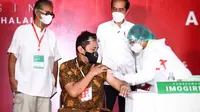 Hanung Bramantyo Jalani Vaksinasi Covid-19 Disaksikan Presiden Jokowi dan Sri Sultan Hamengkubuwono X