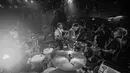 Superglad siap melangkah lagi untuk berkiprah di industri musik Tanah Air. Dengan konsep baru serta warna musik lebih segar, band ini bergerak dengan tiga personel yang tersisa. “Superglad belum berencana menambah personel baru maupun vokalis anyar dalam waktu dekat. Kita lihat saja nanti,” kata Giox. Kepergian Buluk disikapi dengan sejumlah solusi kreatif. (Foto: atas perkenan Ridwan Siregar).