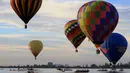 Pemandangan balon udara yang mengangkasa selama Festival Balon Internasional XVIII di Leon, Meksiko pada 18 November 2018. Sekitar 200 balon udara dari 23 negara terbang di atas bendungan Palote. (Photo by MARIO ARMAS / AFP)