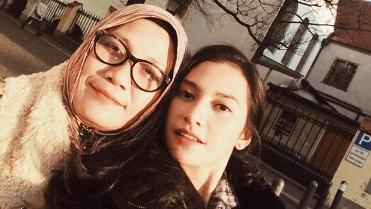 FOTO: Hubungannya Disebut Retak, Ini Momen Kebersamaan Indah Permatasari dan Ibunya