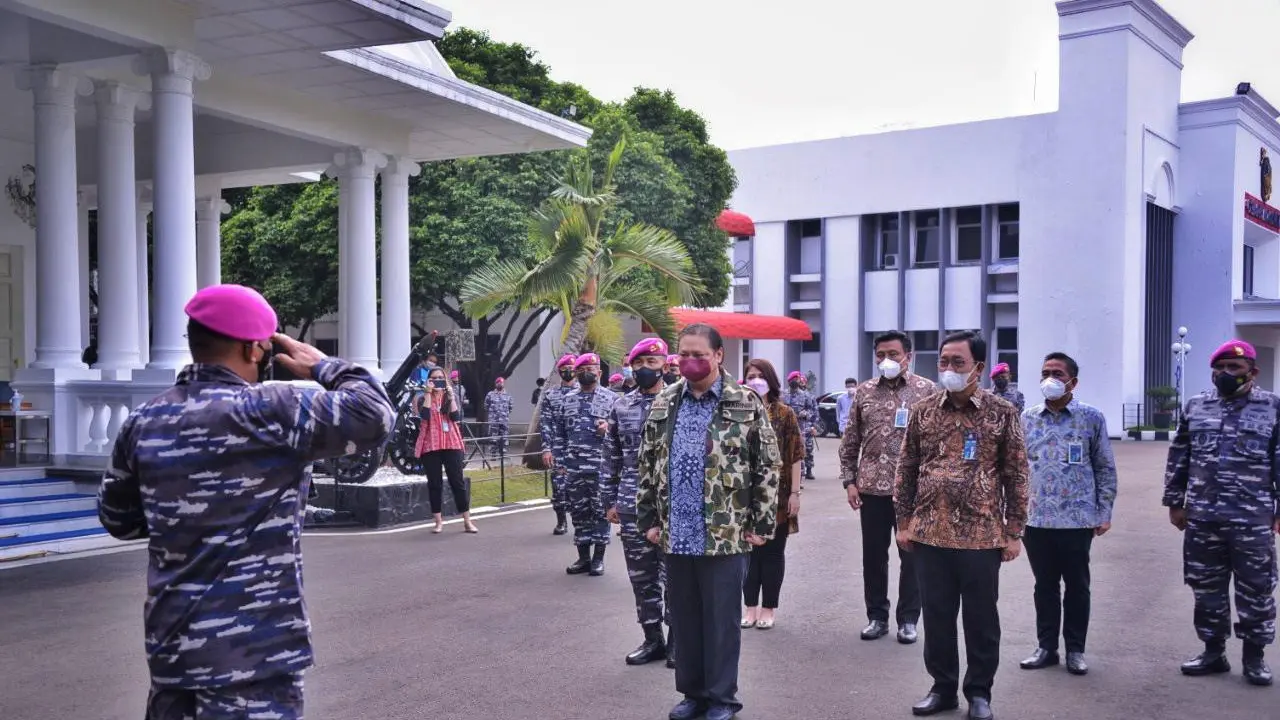 Menkoperekonomian Airlangga Hartarto bersilaturahmi ke Markas Komando Korps Marinir TNI Angkatan Laut Jakarta Pusat, Jumat, 7 Mei 2021.