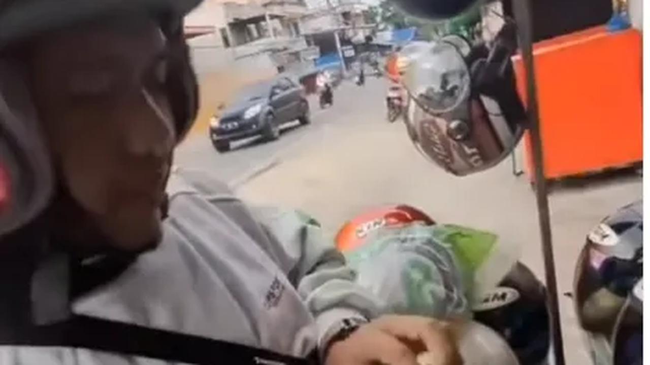 "Mana bisa (ditawar Rp 100 ribu). Aku beli Rp 200 ribu," penjual helm itu menolak tawaran.<br>