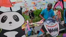 Seorang peserta menyiapkan layangan untuk diikutkan pada Festival Layang-Layang Internasional ke-16 di Baisha Bay, Taipei, Taiwan, 26 September 2015. (AFP PHOTO/Sam Yeh)