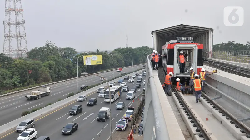 Pengangkatan Perdana LRT Jabodebek ke Lintasan