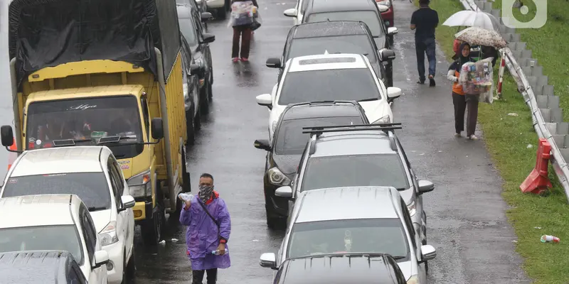 Pedagang Mengais Rezeki di Tengah Penutupan Jalur Menuju Puncak